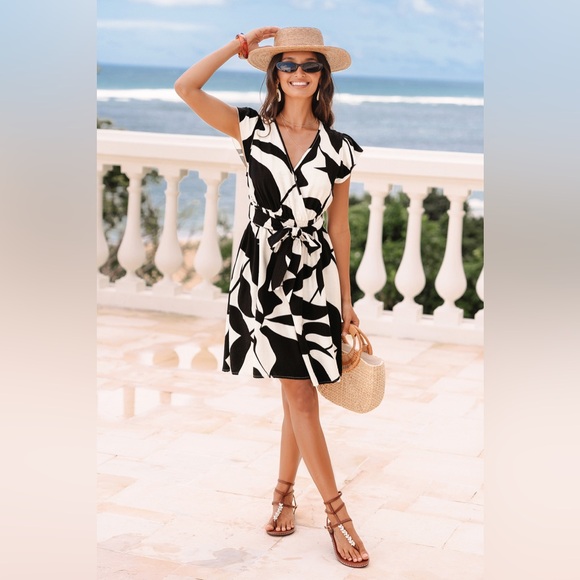 Cupshe Dresses & Skirts - Cupshe Black & White Floral Mini DressV Neck Flutter Sleeve Size M #2302